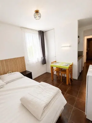 Schlafzimmer; fliesenboden, tageslicht