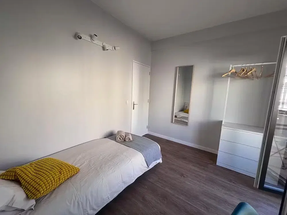 Schlafzimmer; holzboden, tageslicht
