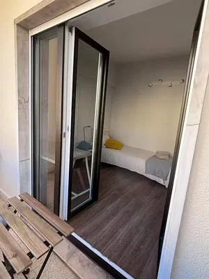 Schlafzimmer; holzboden, tageslicht