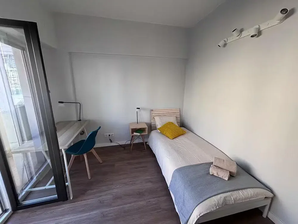 Schlafzimmer; tageslicht, holzboden