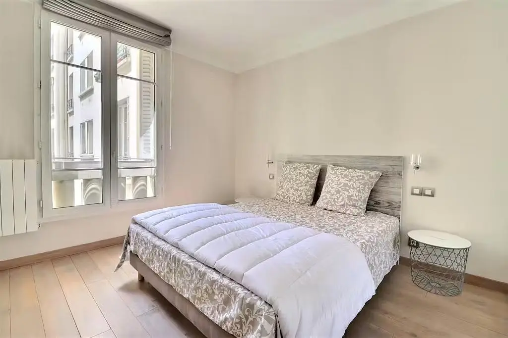 Schlafzimmer; holzboden, tageslicht