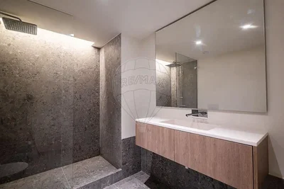 Banyo; tadilatlı, doğal ışık, fayans zemin