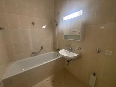 Badezimmer; fliesenboden, tageslicht