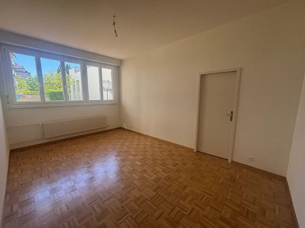Schlafzimmer; holzboden, tageslicht