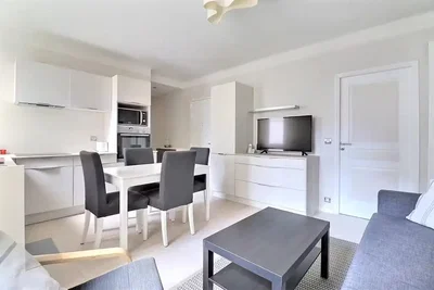 Wohnzimmer; küchengeräte, tageslicht, moderner stil, fliesenboden