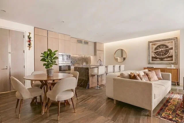 Soggiorno; pavimento in legno, luce naturale, stile moderno, elettrodomestici