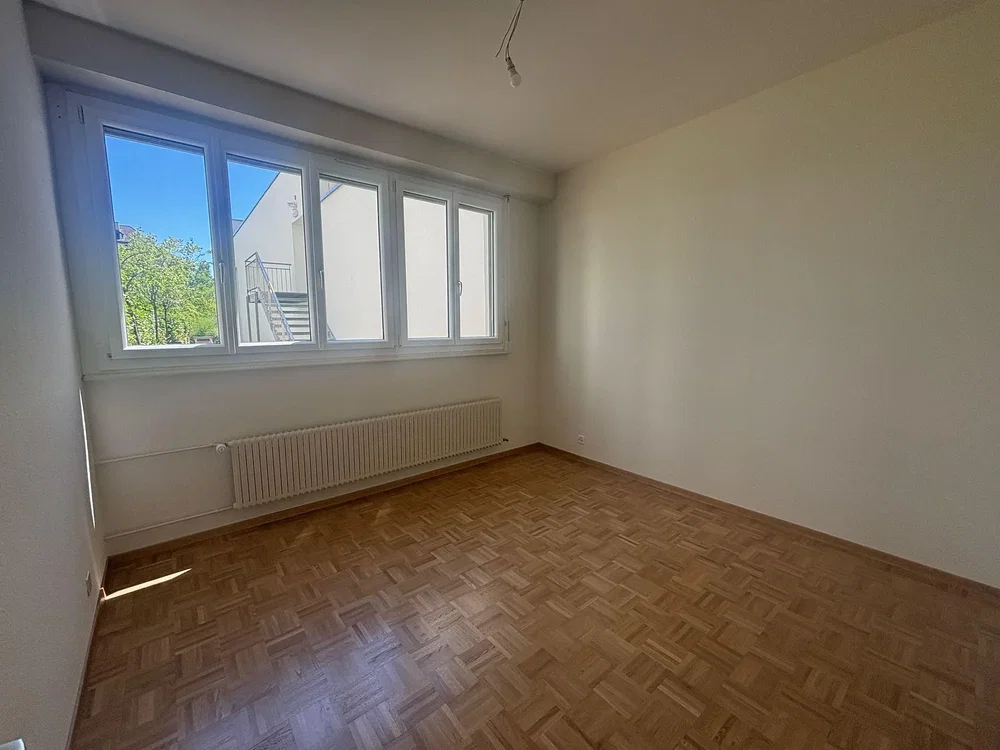 Schlafzimmer; holzboden, tageslicht, blick