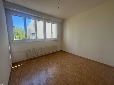 Schlafzimmer; holzboden, tageslicht, blick