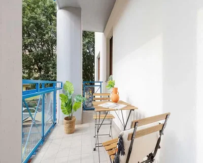 Balkon; doğal ışık, fayans zemin, manzara