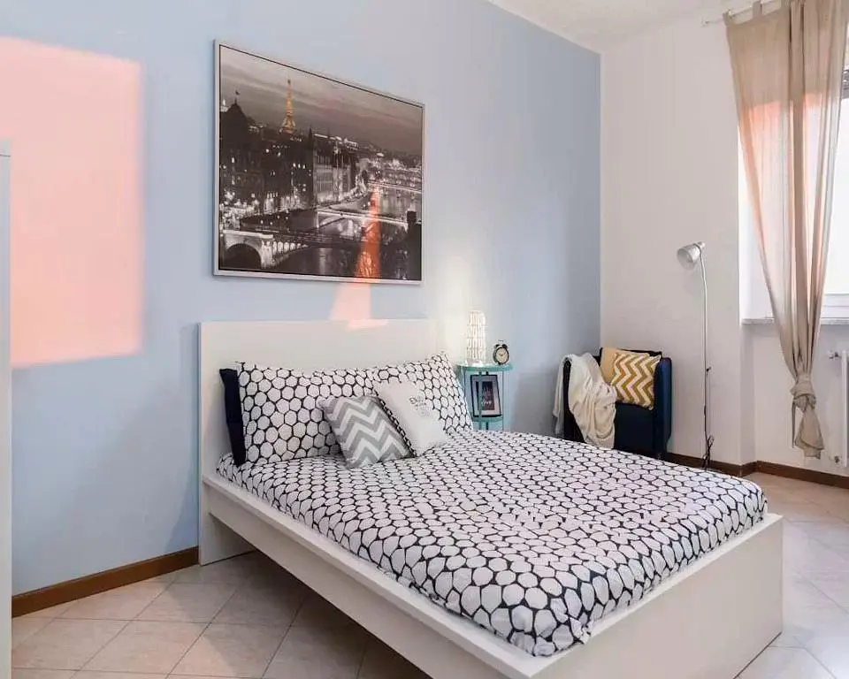 Schlafzimmer; fliesenboden, tageslicht