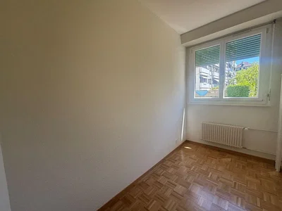 Schlafzimmer; holzboden, tageslicht