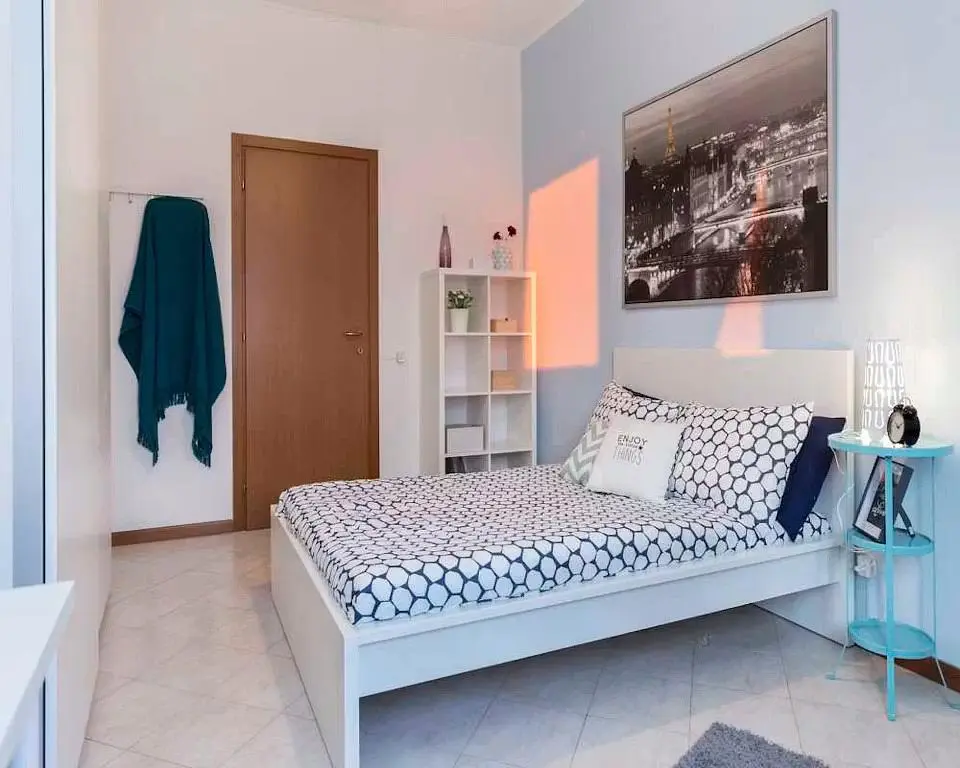 Schlafzimmer; fliesenboden, tageslicht