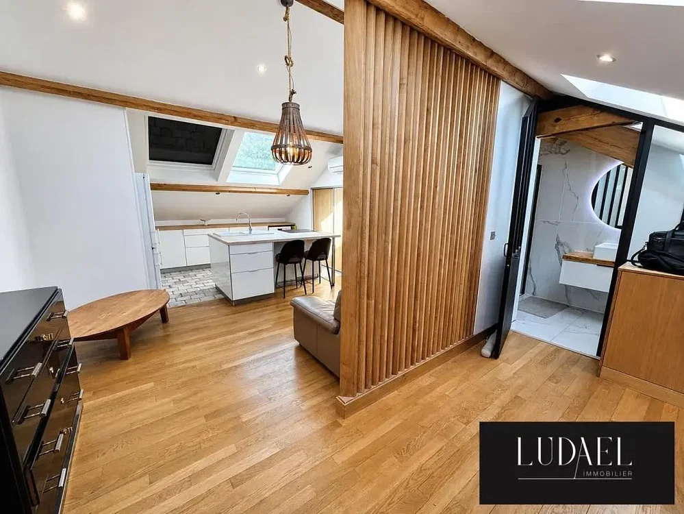 Obývačka; drevená podlaha, prirodzené svetlo, moderný štýl