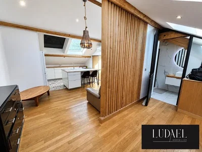 Obývačka; drevená podlaha, prirodzené svetlo, moderný štýl
