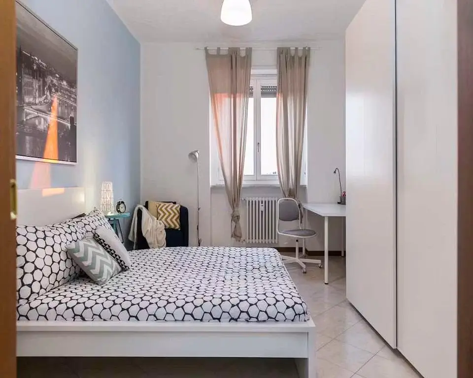 Slaapkamer; tegelvloer, natuurlijk licht
