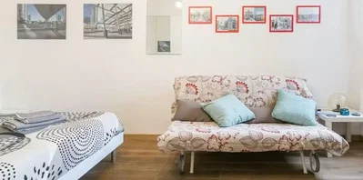 Schlafzimmer; holzboden, tageslicht