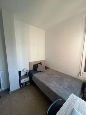 Schlafzimmer; tageslicht, renovierungsbedürftig