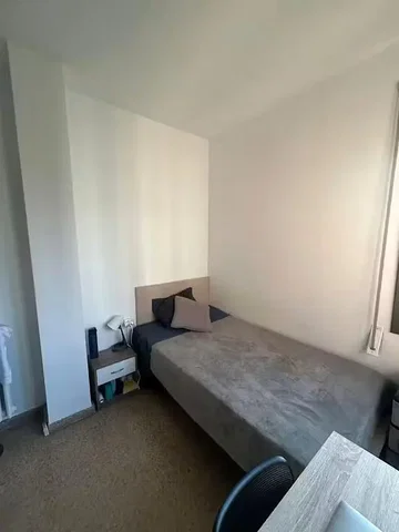 Schlafzimmer; tageslicht, renovierungsbedürftig