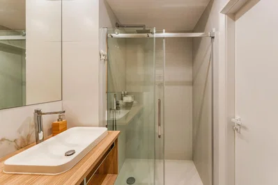 Salle de bain; rénové, lumière naturelle, carrelage
