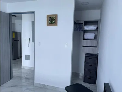 Υπνοδωμάτιο; ξύλινο πάτωμα, πλακάκια, φυσικό φως