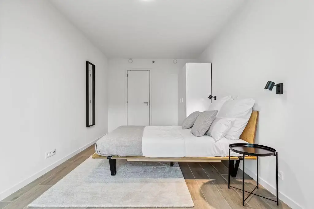 Camera da letto; pavimento in legno, luce naturale