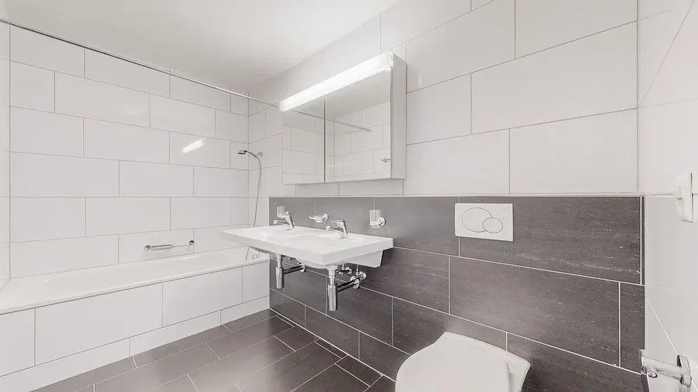 Banyo; fayans zemin, tadilatlı, doğal ışık