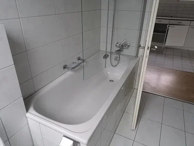 Banyo; fayans zemin, tadilat gerekiyor