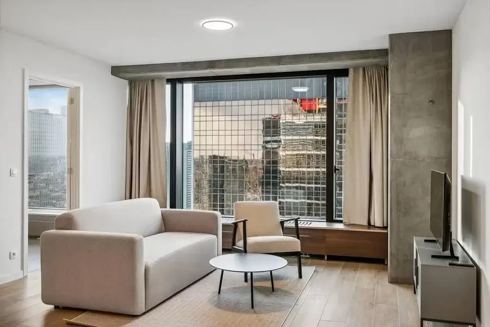 Soggiorno; luce naturale, stile moderno, pavimento in legno