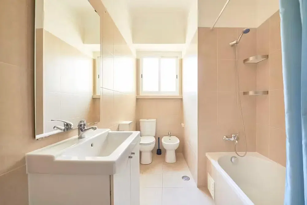 Badezimmer; fliesenboden, tageslicht, renoviert