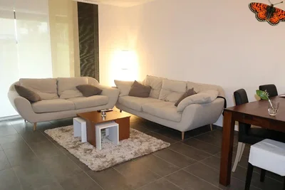Salon; carrelage, lumière naturelle