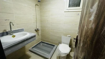 Toilette; fliesenboden, renovierungsbedürftig