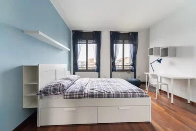 Yatak odası; ahşap zemin, doğal ışık