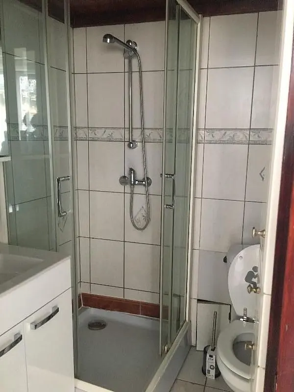 Toalet; pločice, potrebna renovacija