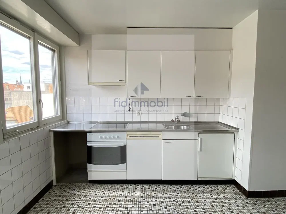 Cuisine; électroménager, carrelage, lumière naturelle