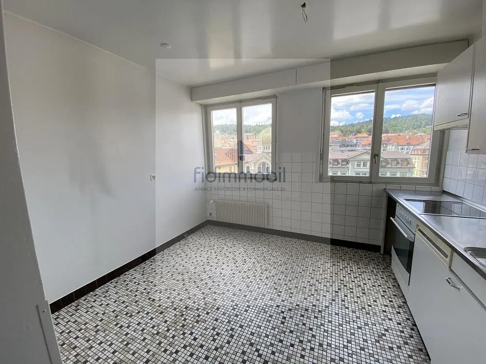 Cuisine; carrelage, lumière naturelle, vue
