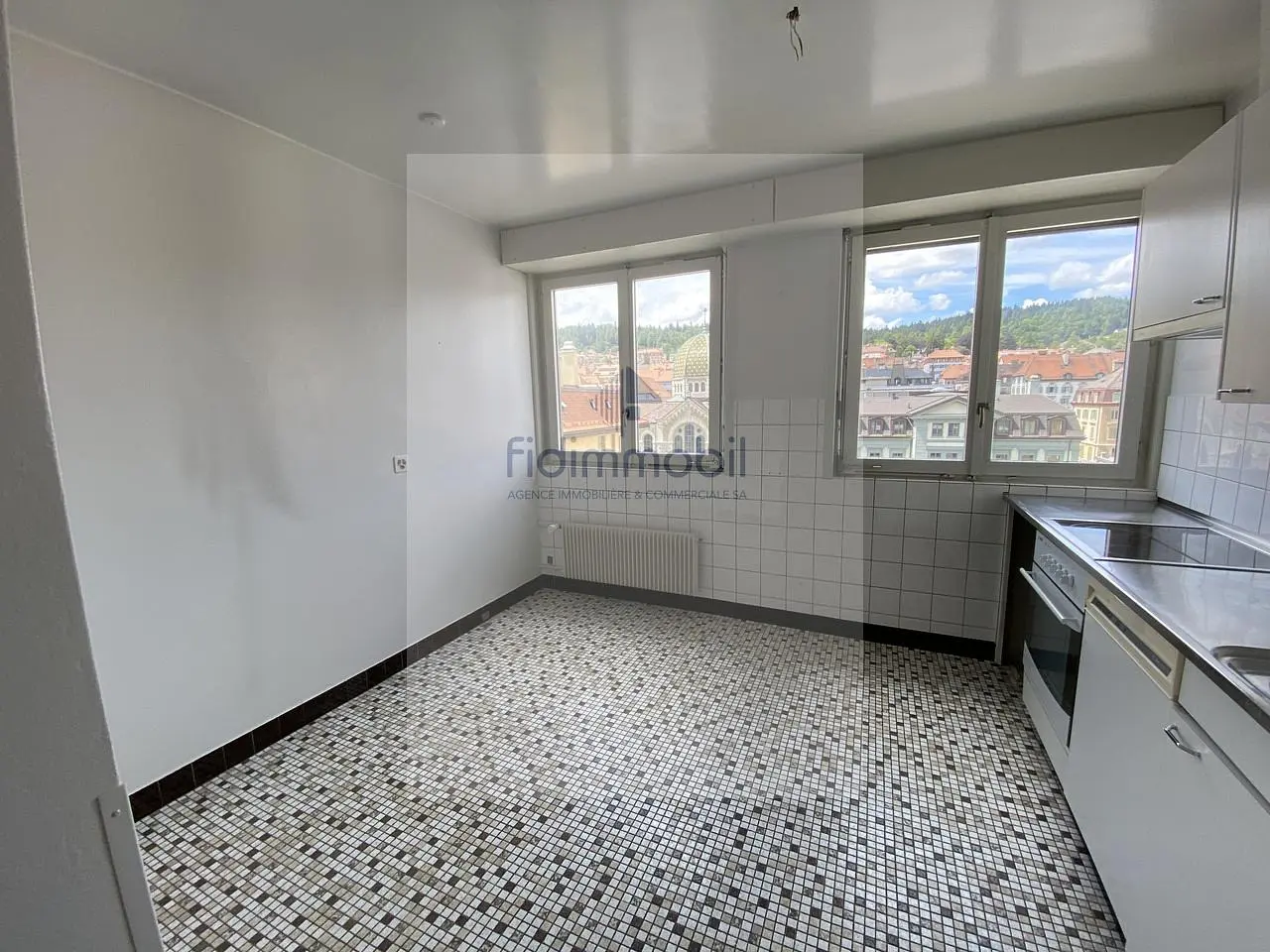 Cuisine; carrelage, lumière naturelle, vue