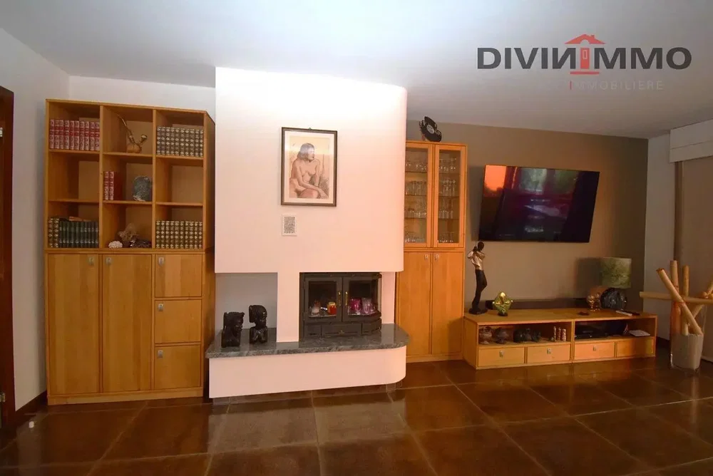 Obývačka; drevená podlaha, krb, moderný štýl
