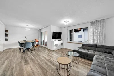 Soggiorno; pavimento in legno, luce naturale