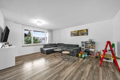Soggiorno; pavimento in legno, luce naturale, stile moderno