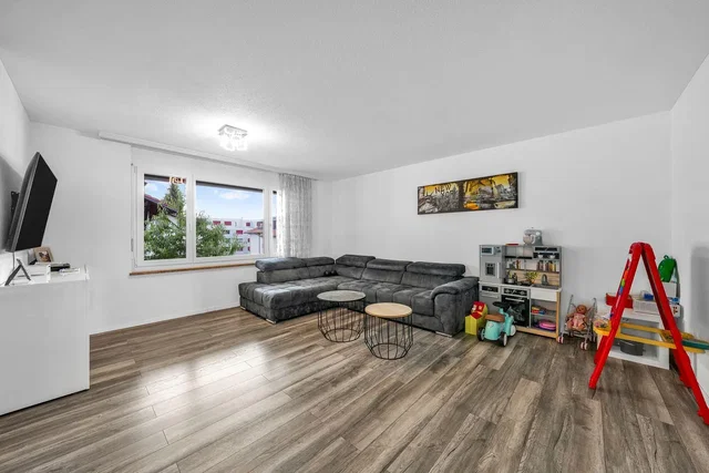 Soggiorno; pavimento in legno, luce naturale, stile moderno