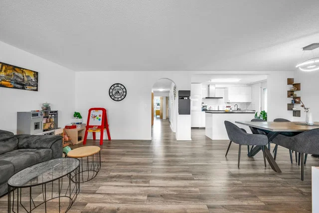 Soggiorno; pavimento in legno, luce naturale, stile moderno
