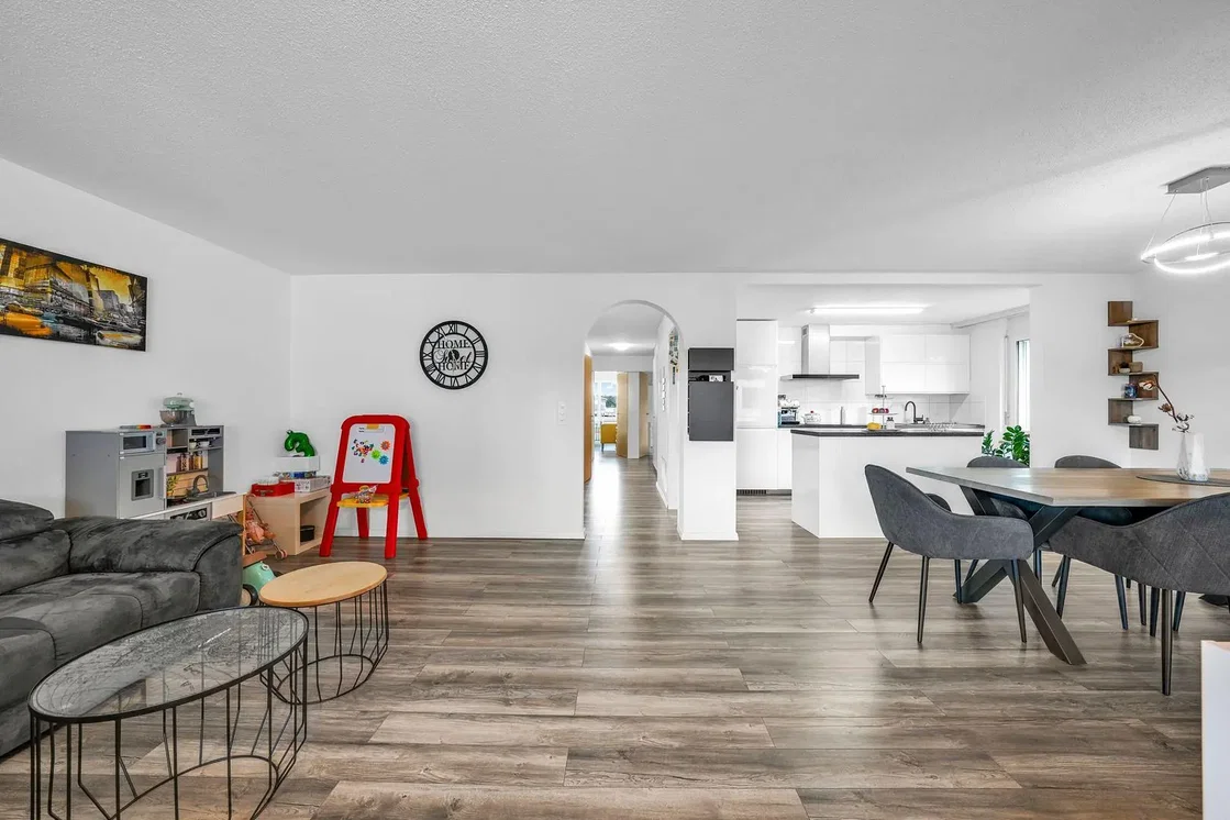 Soggiorno; pavimento in legno, luce naturale, stile moderno