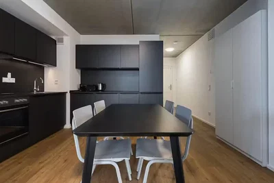 Keuken; keukenapparatuur, houten vloer, natuurlijk licht