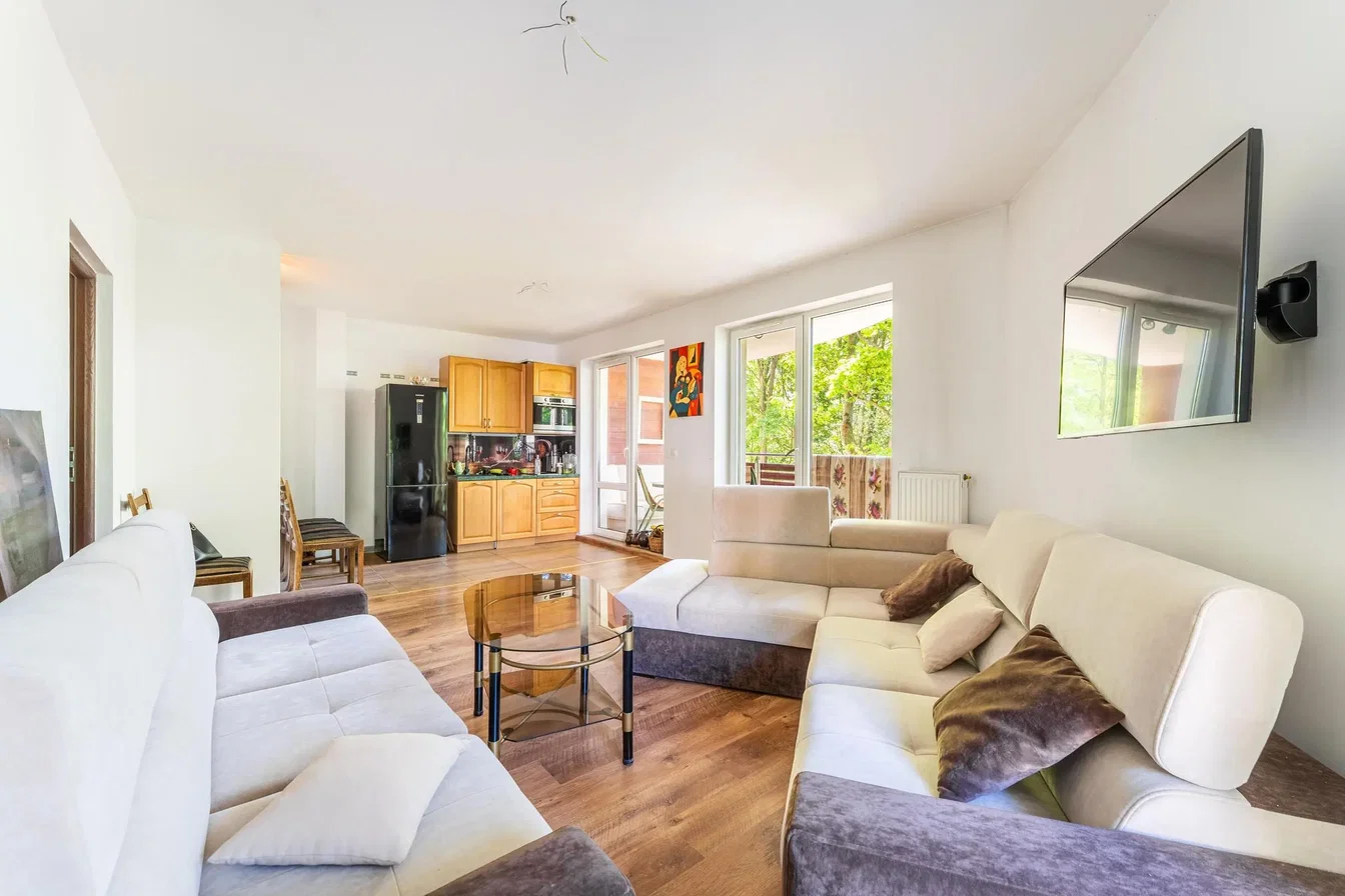 Oturma odası; doğal ışık, ahşap zemin, modern stil