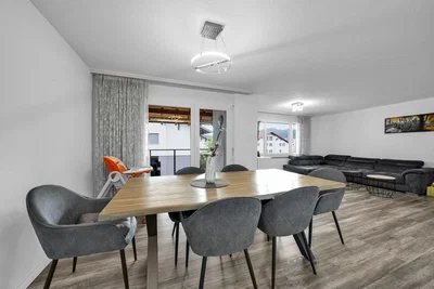 Soggiorno; pavimento in legno, luce naturale, stile moderno