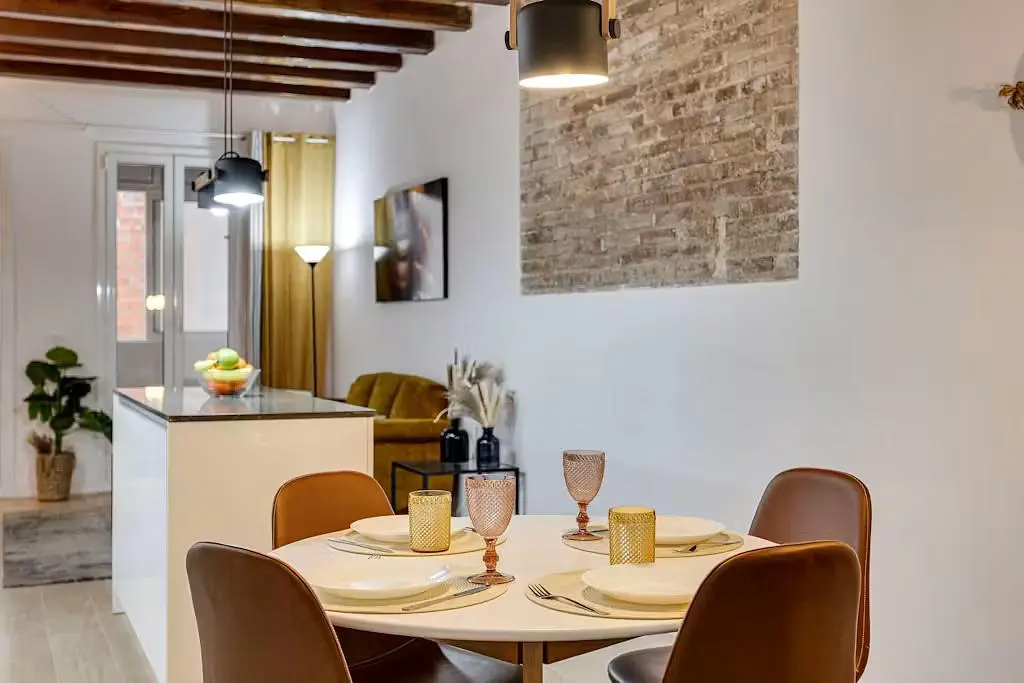 Wohnzimmer; moderner stil, holzbalken, tageslicht