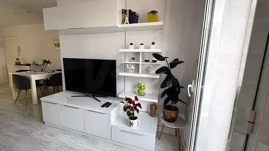 Soggiorno; luce naturale, pavimento in piastrelle, stile moderno