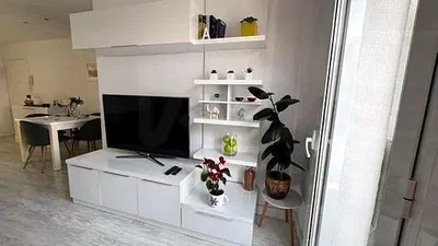 Soggiorno; luce naturale, pavimento in piastrelle, stile moderno