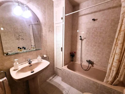Bagno; pavimento in piastrelle, luce naturale