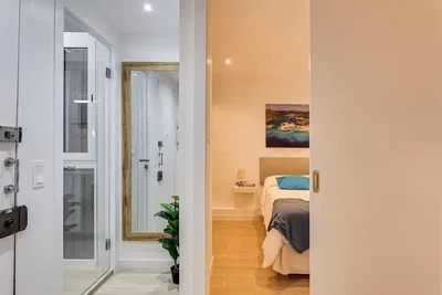 Schlafzimmer; tageslicht, holzboden